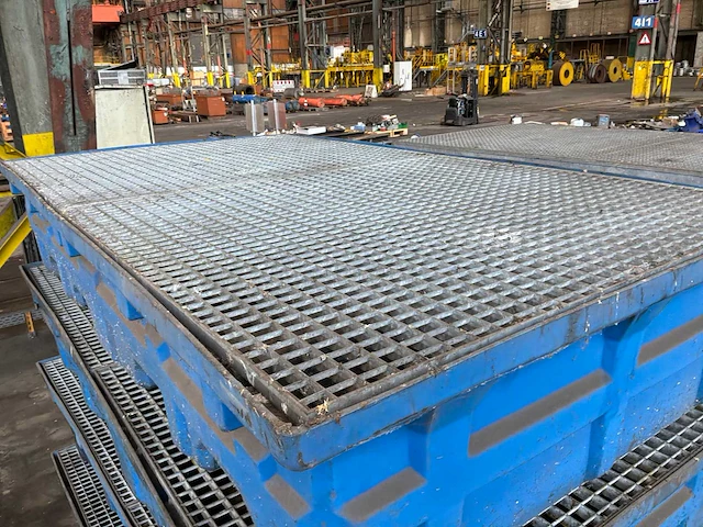 Kunststof opvangbak met metalen looprooster - afbeelding 1 van  4