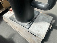 Kunststof pompput op betonnen sokkel - afbeelding 4 van  7