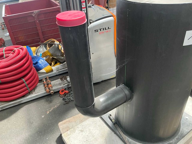 Kunststof pompput op betonnen sokkel - afbeelding 5 van  7