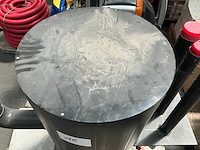 Kunststof pompput op betonnen sokkel - afbeelding 6 van  7