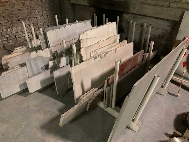 Kunststof rek met kleine platen marmer - afbeelding 1 van  3