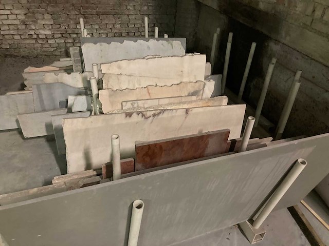 Kunststof rek met kleine platen marmer - afbeelding 2 van  3