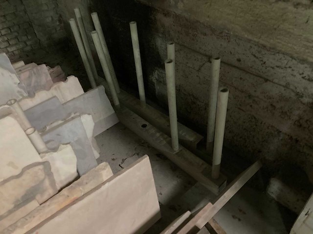 Kunststof rek met kleine platen marmer - afbeelding 3 van  3