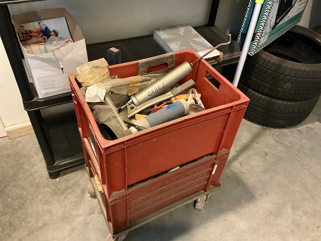 Kunststof rekje met inhoud - afbeelding 4 van  8