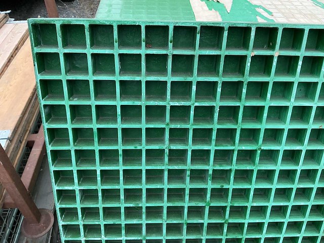 Kunststof roostervloer met gesloten mazen 32 x 32 mm - afbeelding 2 van  2