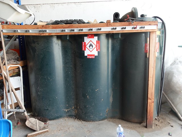 Kunststof tank met pomp - afbeelding 1 van  5