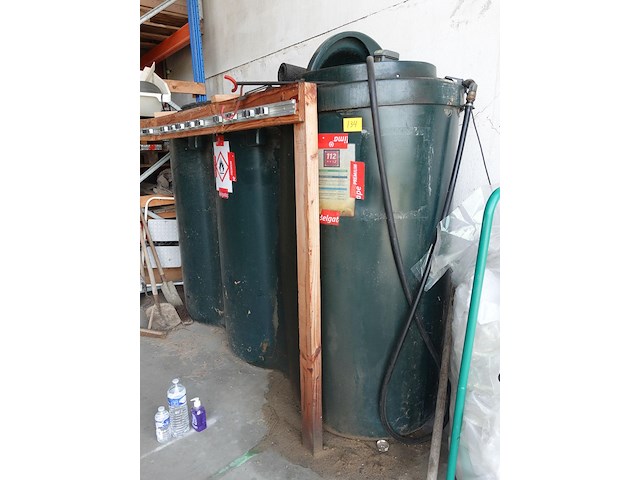 Kunststof tank met pomp - afbeelding 2 van  5