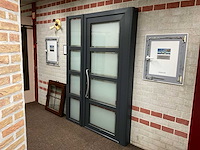 Kunststof voordeur met zijlicht - afbeelding 1 van  3