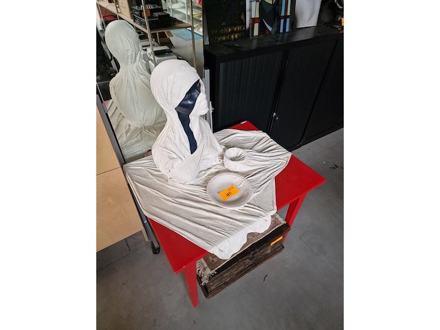 Kunstwerk en houten koffer - afbeelding 2 van  9