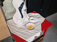 Kunstwerk en houten koffer - afbeelding 2 van  9