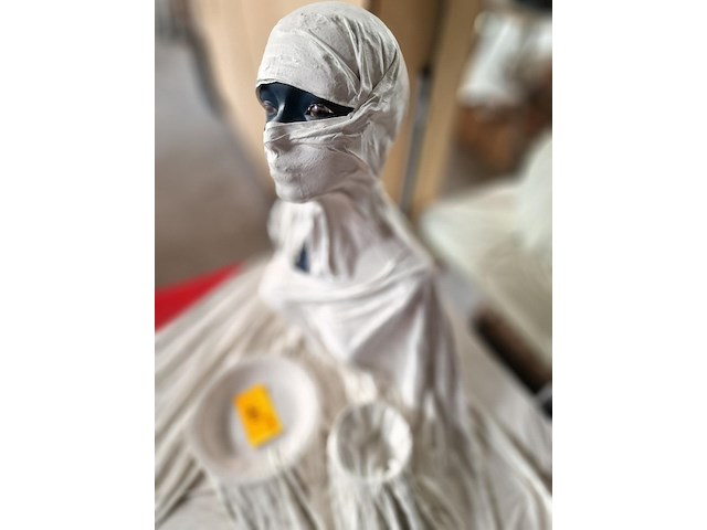 Kunstwerk en houten koffer - afbeelding 3 van  9