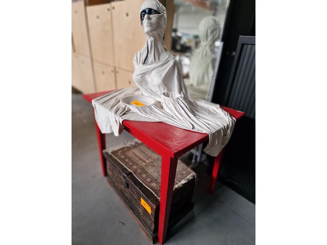 Kunstwerk en houten koffer - afbeelding 4 van  9