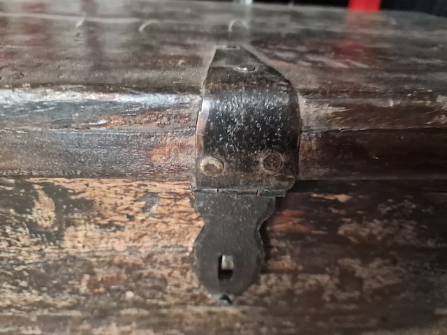 Kunstwerk en houten koffer - afbeelding 8 van  9