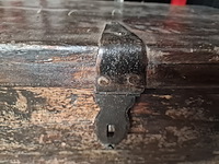 Kunstwerk en houten koffer - afbeelding 8 van  9