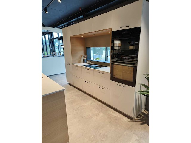 Kvik - ingerichte keuken - veda wit & licht eikenhout - afbeelding 2 van  6