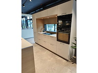 Kvik - ingerichte keuken - veda wit & licht eikenhout - afbeelding 2 van  6