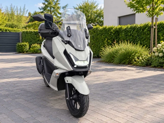 Kymco skytown ct kymco skytown 125 – 2025 – 2.500 km – onderhoud ok – euro 5+ – topcase – voorruit – usb-a/usb-c – 2 zitplaatsen - afbeelding 1 van  8