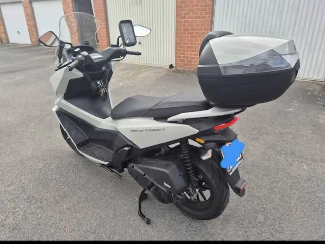 Kymco skytown ct kymco skytown 125 – 2025 – 2.500 km – onderhoud ok – euro 5+ – topcase – voorruit – usb-a/usb-c – 2 zitplaatsen - afbeelding 2 van  8