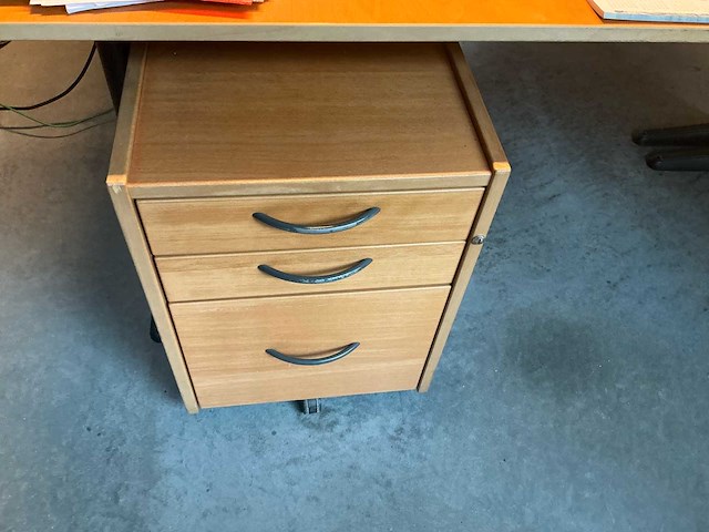 L-vorm l-vorm 2 l- vorm bureaus met 2 kadeblokken op wieltjes - afbeelding 5 van  6