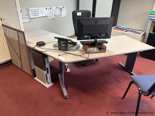 L-vormig kantoorbureau. 180x80cm - afbeelding 1 van  2