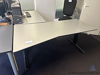 L-vormig kantoorbureau, afmetingen 180 x 215 cm.