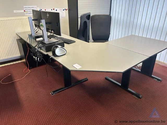 L-vormig kantoorbureau, afmetingen 180 x 250 cm - afbeelding 1 van  2