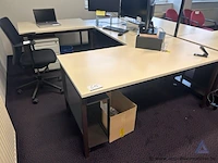 L-vormig kantoorbureau, afmetingen 250 x 170 cm.
