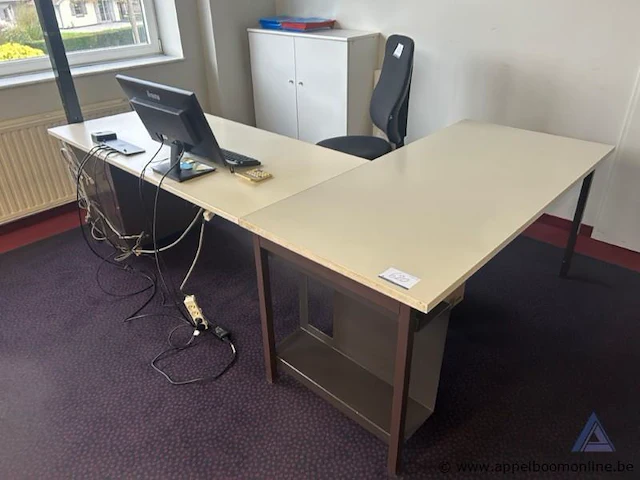 L-vormig kantoorbureau, afmetingen 250 x 170 cm. - afbeelding 2 van  2