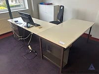 L-vormig kantoorbureau, afmetingen 250 x 170 cm.