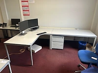L-vormig kantoorbureau met afsluitbaar ladeblok, 280x180cm