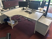 L-vormig kantoorbureau met ladeblok, afmetingen 180 x 120 cm.
