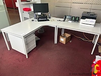 L-vormig kantoorbureau met ladeblok, afmetingen 180 x 240 cm.
