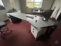 L-vormig kantoorbureau met ladeblok. afmetingen 250x80cm