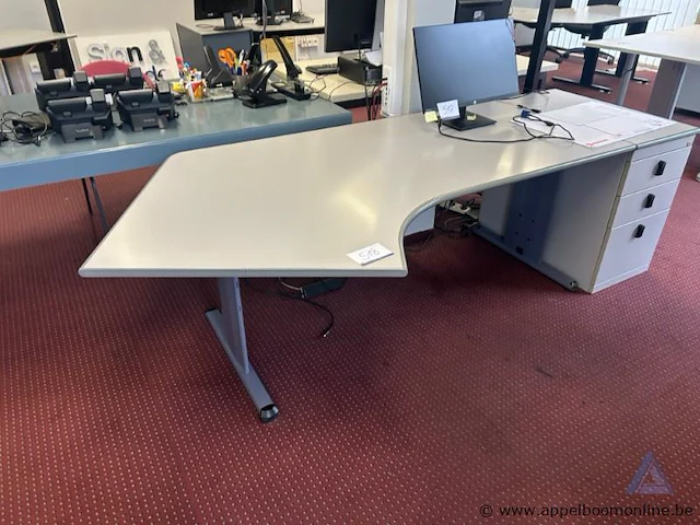 L-vormig kantoorbureau met ladeblok, afmetingen 260 x 170 cm. - afbeelding 1 van  2