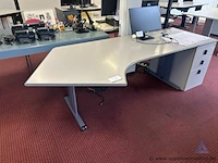 L-vormig kantoorbureau met ladeblok, afmetingen 260 x 170 cm.