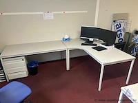 L-vormig kantoorbureau met ladeblok, afmetingen 280 x 180 cm.