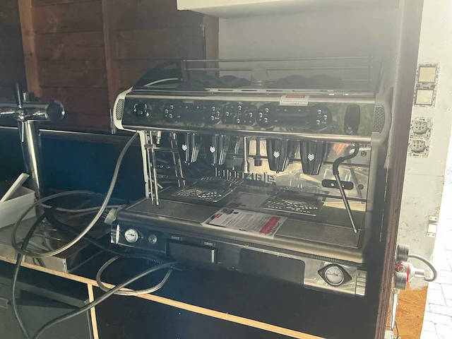 La spaziale via quattro 4-groeps espressomachine met latiz melkunit - afbeelding 1 van  13