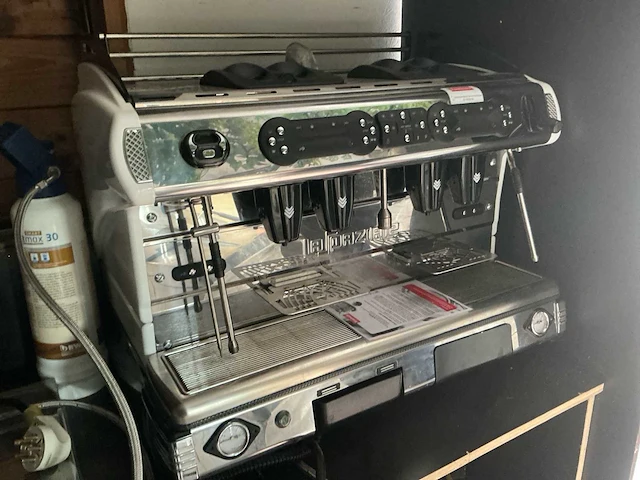 La spaziale via quattro 4-groeps espressomachine met latiz melkunit - afbeelding 6 van  13