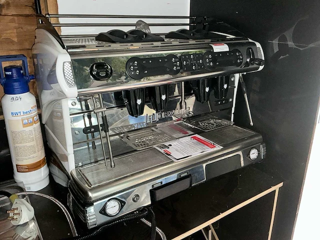 La spaziale via quattro 4-groeps espressomachine met latiz melkunit - afbeelding 8 van  13