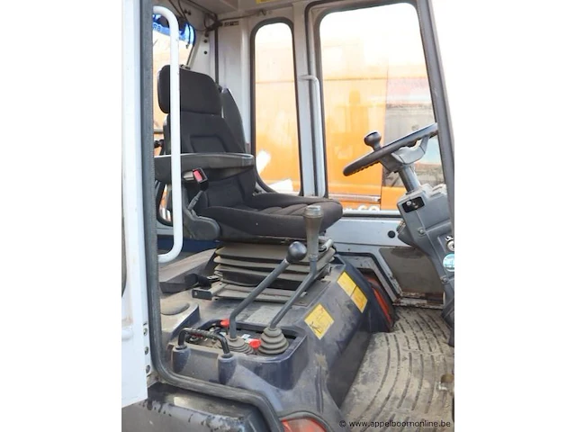 Laadgraafcombinatie kubota r420n, bj 2004, serie nr 01004, werkuren 1111,5, mogelijk platte batterij, vv toebehoren - afbeelding 2 van  16