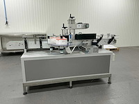 Labelmachine voorzien van transportband eme