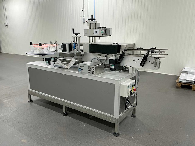 Labelmachine voorzien van transportband eme - afbeelding 2 van  9