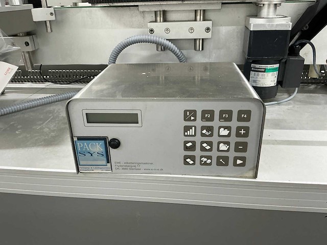 Labelmachine voorzien van transportband eme - afbeelding 7 van  9