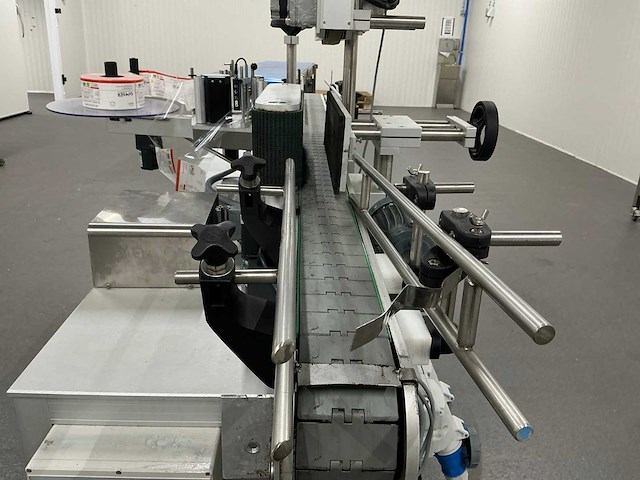 Labelmachine voorzien van transportband eme - afbeelding 9 van  9