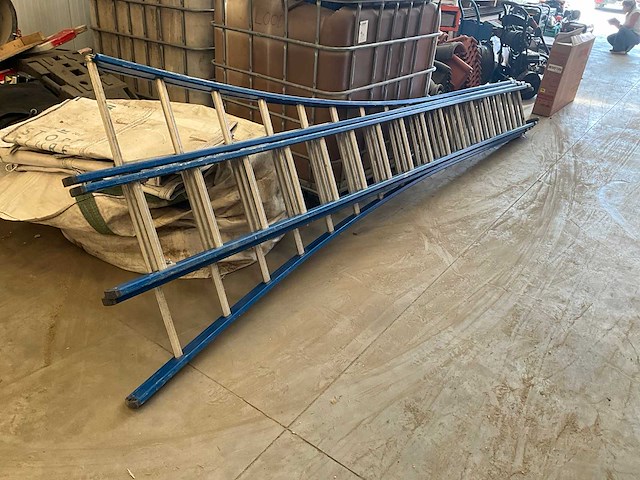 Ladder driedelig (beschadigd) - afbeelding 1 van  3