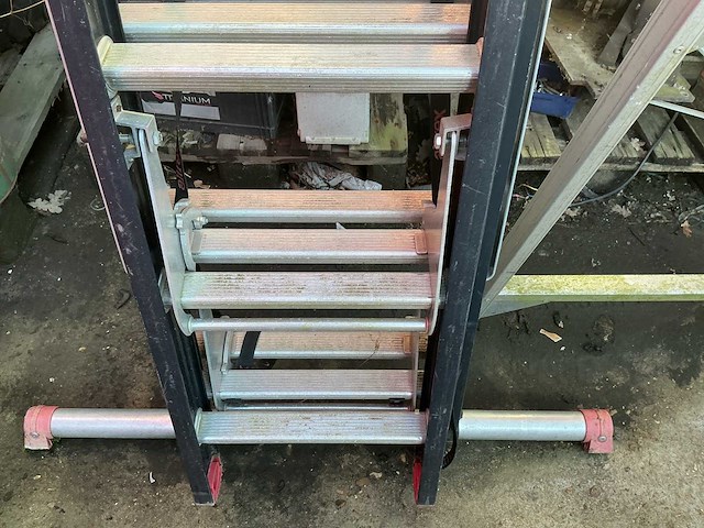 Ladder met steunvoeten - afbeelding 1 van  2