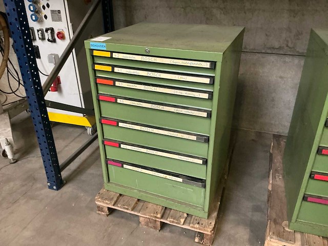 Ladekast met spare parts - afbeelding 1 van  2