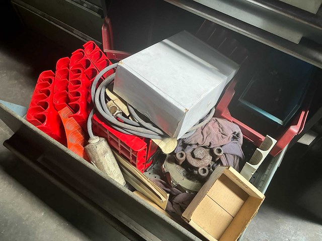 Ladekast met tools (2x) - afbeelding 16 van  20