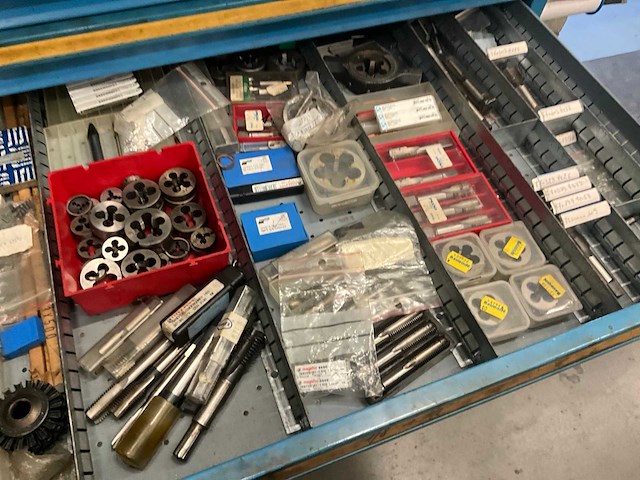 Ladenkast met divers materiaal (13 laden) - afbeelding 5 van  8