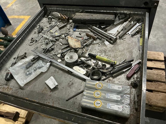 Ladenkast met inhoud - afbeelding 9 van  12